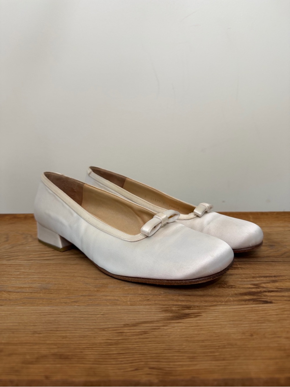 Vtg Kenneth Cole White Satin Ballet Pumps Low-Heel Wedding Bridal Bow Women’s 9